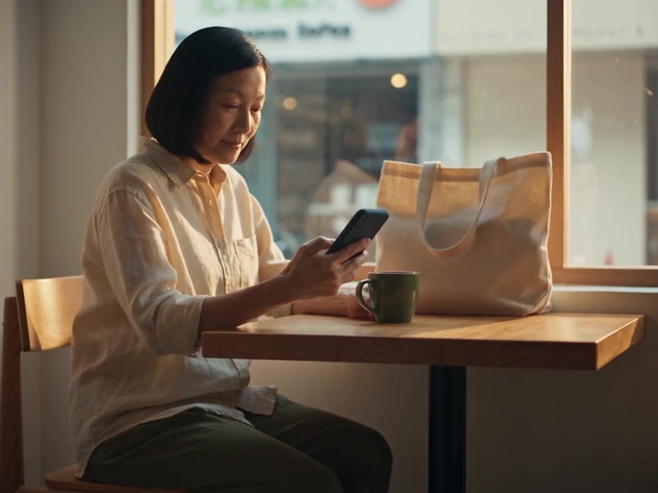 A customer reading a helpful reminder from Willow Studio.